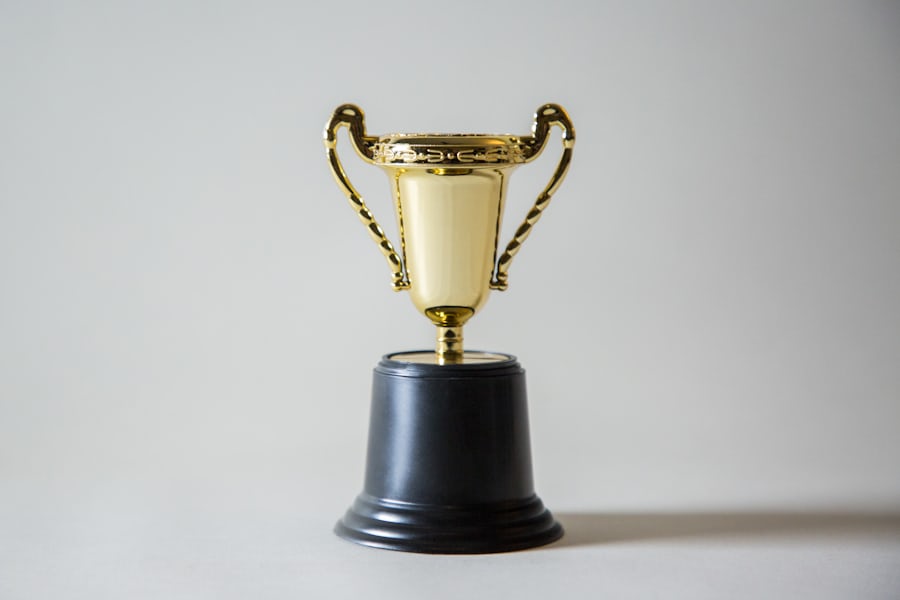 Piala trofi emas di atas meja